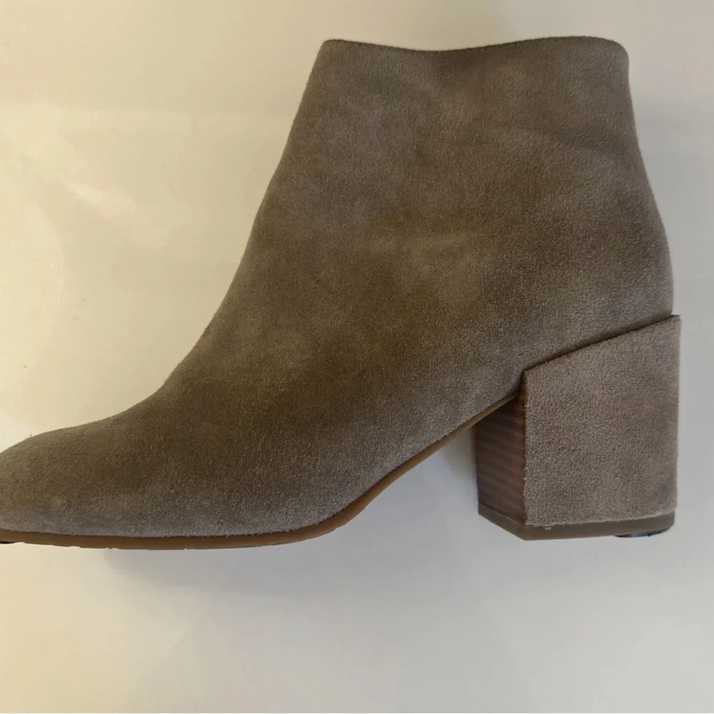 Gentle Souls Blaise Beige Tan Suede Ankle Boots Bootie Block Heel Size 9 EUC